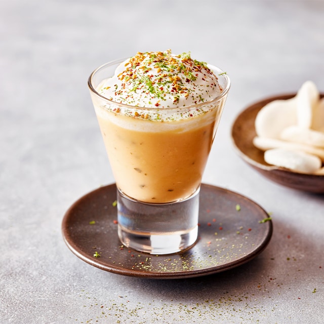 Thaise rode curry soepamuse met kokosschuim